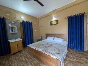 En eller flere senge i et værelse på Ekant HomeStay