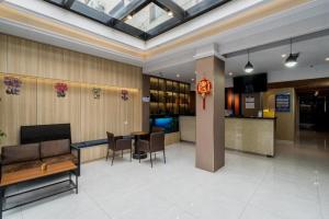 un hall avec une table et des chaises dans un bâtiment dans l'établissement Shanghai Jiejia hotel, à Shanghai