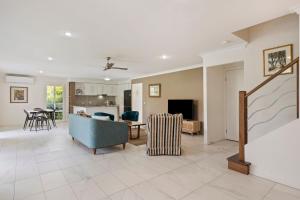 een woonkamer met een bank en een tafel bij Caba Coast Retreat in Cabarita Beach