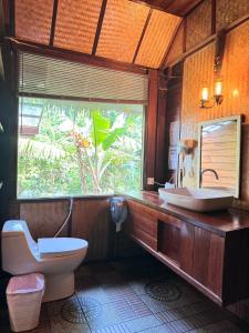 丽贝岛湾景山度假村的浴室里有两个洗手池和一个大窗户