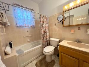 een badkamer met toilet, bad en wastafel bij Tender Bay Beach Houses - by ZenBreak in Saint James +38 foto's