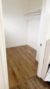 Billede fra billedgalleriet på Huge bedroom with shared bathroom i Ontario