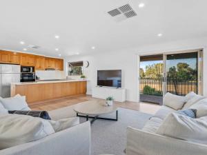 Køkken eller tekøkken på Lakeside Lodge Yarrawonga