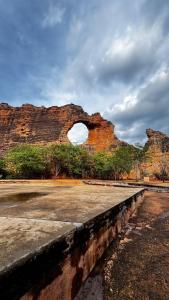 eine Felsformation mit einem Loch darin in der Unterkunft Pousada na serra da capivara in Coronel José Diaz