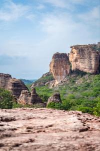 Ein Blick auf den Charyn-Canyon in Kasachstan in der Unterkunft Pousada na serra da capivara in Coronel José Diaz