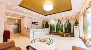 Kuchyň nebo kuchyňský kout v ubytování JTOUR Inn Zhuhai Xiangzhou Mingzhu Light Rail Station