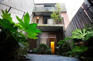 un edificio con una escalera y un balcón con plantas en Antwerp For Two B&B, en Amberes