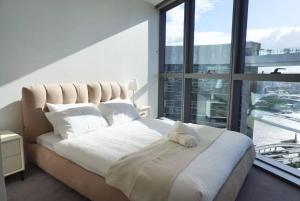 Postel nebo postele na pokoji v ubytování Skyline Poetry - Premium Stay on the Star BNE