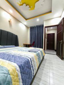 En eller flere senge i et værelse på Homestay Phuc An A5-57 + 12 billeder