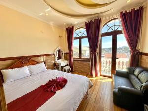 En eller flere senge i et værelse på Khách sạn Dinh Loan