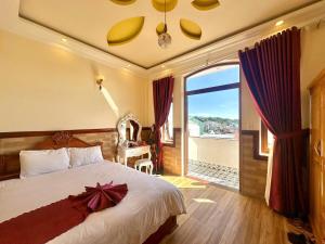 En eller flere senge i et værelse på Khách sạn Dinh Loan