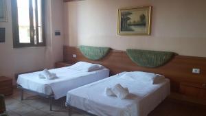Postel nebo postele na pokoji v ubytování Albergo Dell'angelo + 6 fotografií