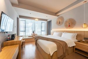 Postel nebo postele na pokoji v ubytování The Tea & Bamboo Retreat A serene homestay offering complimentary bamboo weaving workshops and tea tasting experiences.