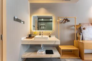 Postel nebo postele na pokoji v ubytování The Tea & Bamboo Retreat A serene homestay offering complimentary bamboo weaving workshops and tea tasting experiences. + 92 fotografií