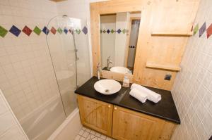 y baño con lavabo y ducha. en Appartement Arbate, en Chamonix-Mont-Blanc