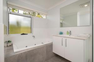 Et badeværelse på GeoVista @ Cape Villas Dunsborough + 30 billeder