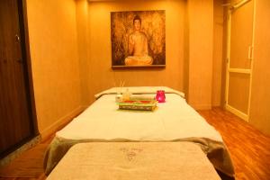 Postel nebo postele na pokoji v ubytování DNC Shevaroys Resorts & Spa