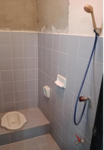 een badkamer met een toilet en een douche bij OhoWowGood in Chiang Mai +61 foto's