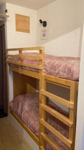 En eller flere senge i et værelse på Charmant studio vue sur les montagnes 25 m2 4 lits