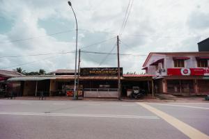 an empty street with a street light next to a building at Pandan Inn Boutique Hotel in Kota Bharu