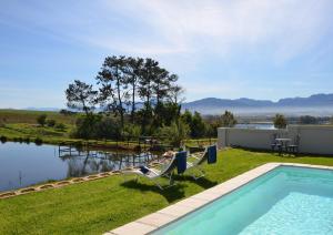 Kolam renang di atau dekat dengan Under Oaks Guest House