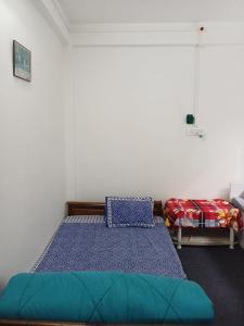 een slaapkamer met twee bedden in een kamer bij Jun Homestay in Kalimpong +5 foto's