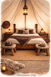 SelJørundgard Vikingcamp的帐篷里有一张床的卧室