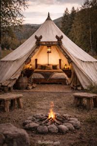 SelJørundgard Vikingcamp的帐篷前有火