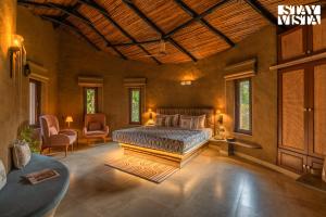 Postel nebo postele na pokoji v ubytování StayVista at The Birdwood Estate with Gym and Pool + 44 fotografií