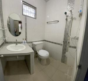 Et badeværelse på บ้านมาดาม เขาใหญ่ + 10 billeder