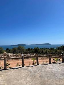 uitzicht op de oceaan vanaf de top van een heuvel bij The Up Koh Rong in Kaôh Rŭng (3)