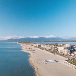 eine Luftaufnahme des Strandes in Destin in der Unterkunft Camping Siblu Bella Vita in Canet-en-Roussillon