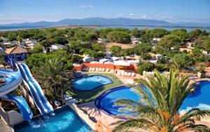 eine Luftansicht eines Resorts mit zwei Pools in der Unterkunft Camping Siblu Bella Vita in Canet-en-Roussillon + 32 Fotos