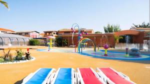 ein Spielplatz mit Rutschen und ein Wasserpark in der Unterkunft Camping Siblu Bella Vita in Canet-en-Roussillon