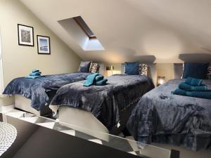 En eller flere senge i et værelse på Apartmani Sunset