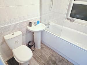 ein Badezimmer mit Toilette, Waschbecken und Badewanne in der Unterkunft Stylish Modern Home comfy setting by Everton Park in Liverpool