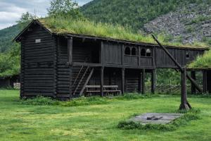 SelJørundgard Vikingcamp的一座带草屋顶的古老小木屋