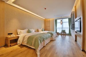 Postel nebo postele na pokoji v ubytování Guiyang Yuewu Boutique Hotel