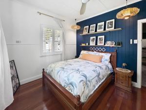 En eller flere senge i et værelse på Lady Katherine Coastal Cottage with Pool