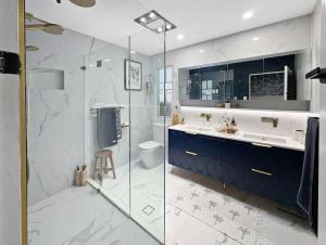 Et badeværelse på Lady Katherine Coastal Cottage with Pool + 27 billeder