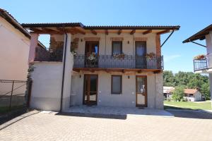 a house with a balcony on the side of it at La Pepanella in Magnano
