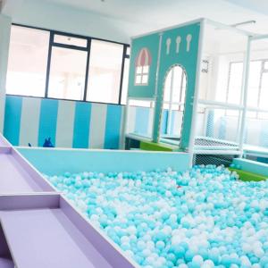 een kamer met een ballenbak gevuld met blauwe ballen bij Luxury studio At The Loftel ruaka in Ruaka