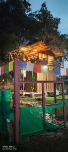 ein Haus mit Kleidung, die an einem Zaun hängt in der Unterkunft Wild Ni8 Club 