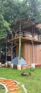 ein Gebäude mit einer Flagge davor in der Unterkunft Wild Ni8 Club 