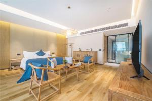 TV a/nebo společenská místnost v ubytování Guiyang Yuewu Boutique Hotel