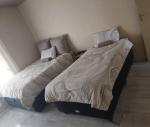 En eller flere senge i et værelse på Infinity Guesthouse