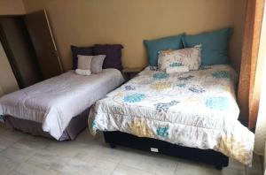 En eller flere senge i et værelse på Infinity Guesthouse