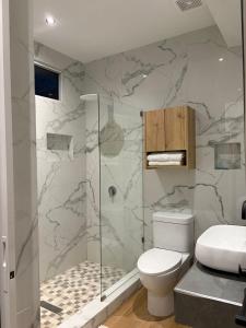 Et badeværelse på Villa Napoli Apartment Suites