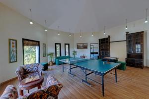 ein Wohnzimmer mit einer Tischtennisplatte in der Unterkunft 8fold-Pinecrest By LaRiSa, Bhimtal in Bhīm Tāl + 41 Fotos