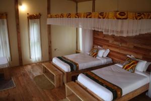 Ένα ή περισσότερα κρεβάτια σε δωμάτιο στο Chimpnest Safari Lodge